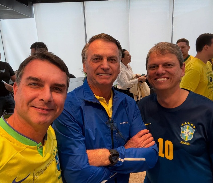 Desafio de Flávio candidato a presidente é parecer Tarcísio e não Bolsonaro