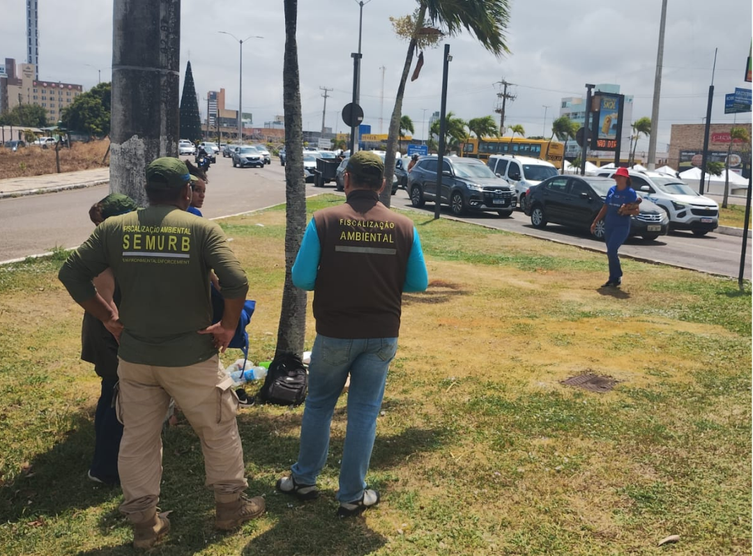 Semurb intensifica fiscalização de ambulantes na orla e de publicidade em cruzamentos de Natal