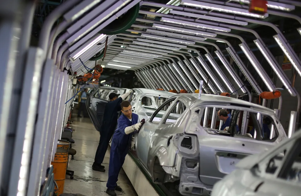 Governo avalia elevar tarifas para carros e aço para fechar contas em 2026