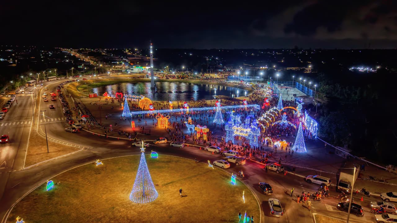 Iluminação natalina e neve artificial encantam população de São Gonçalo no dia da Emancipação Política