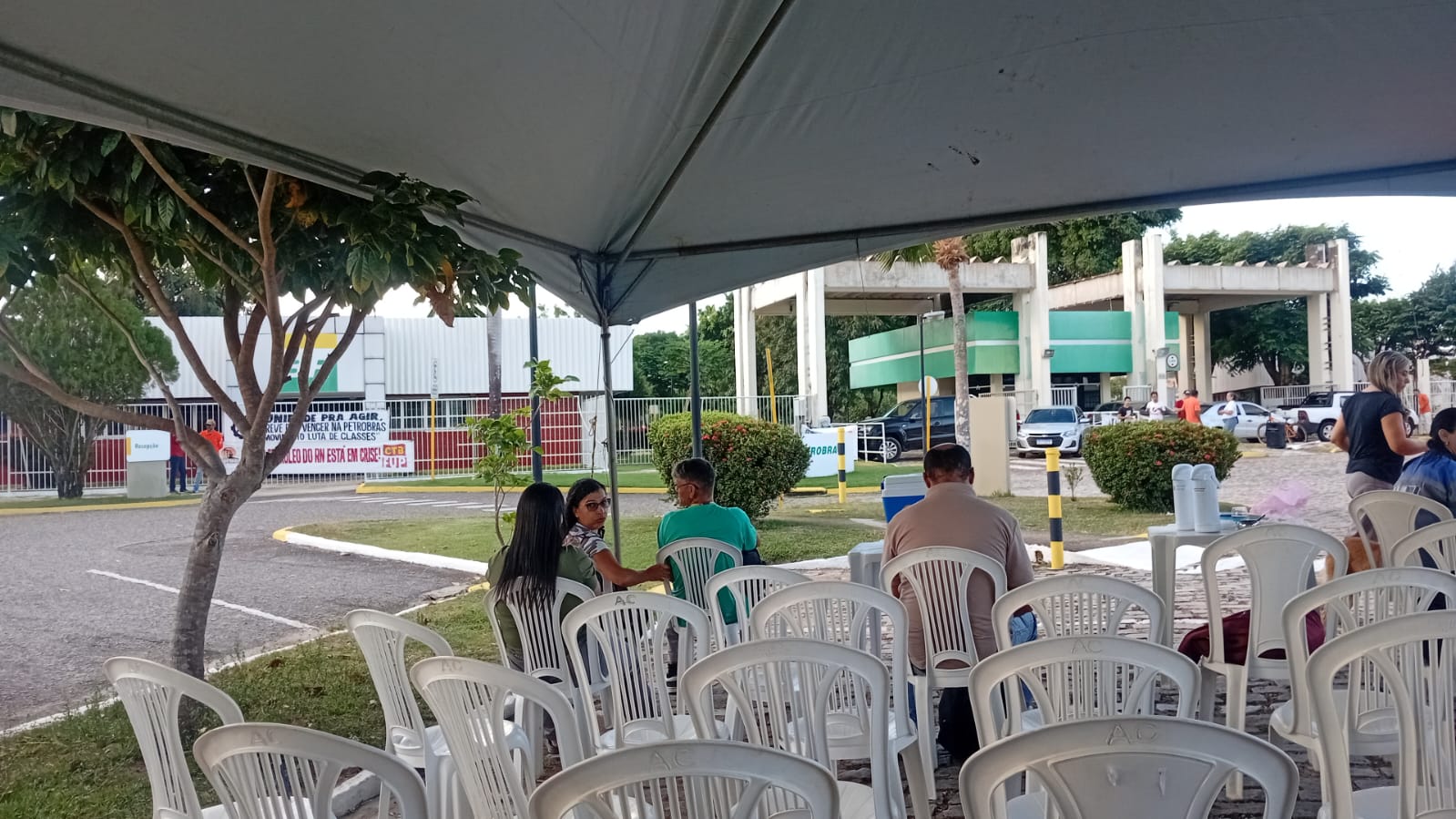 Greve de petroleiros impede entrada de funcionários da Petrobras em prédio em Natal