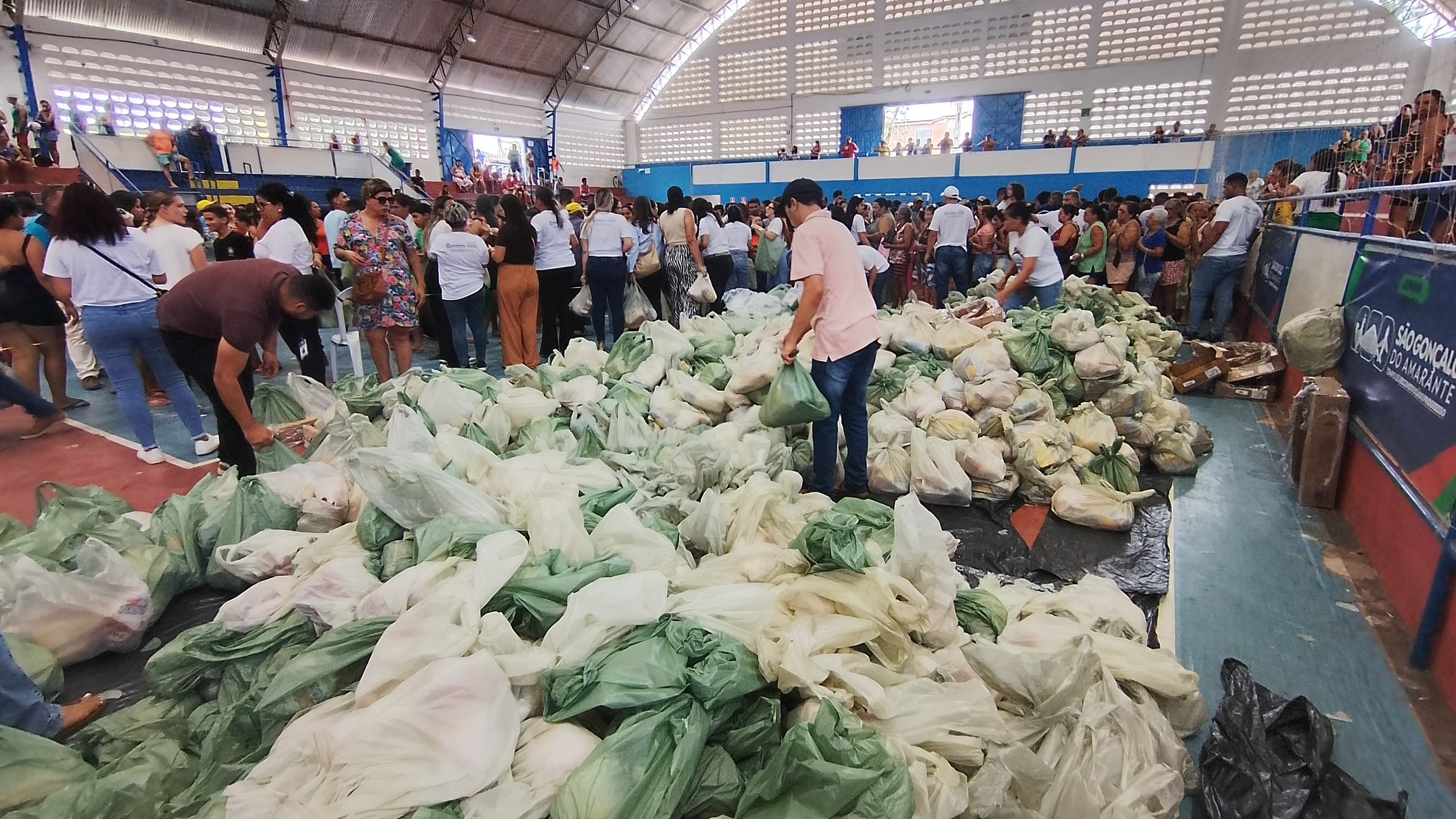 Ceia garantida: Prefeitura de São Gonçalo entrega 20 mil cestas natalinas para famílias de baixa renda