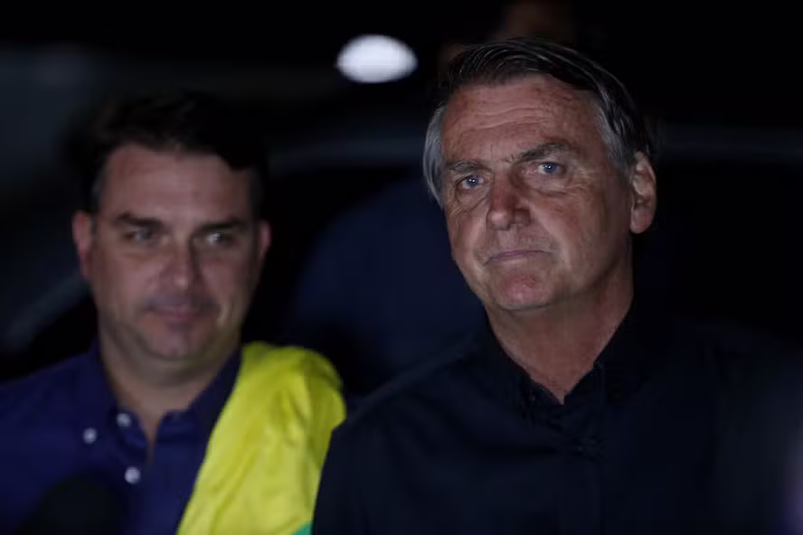 Bolsonaro confirma em carta indicação de Flávio como candidato à Presidência: ‘Decisão consciente e legítima’