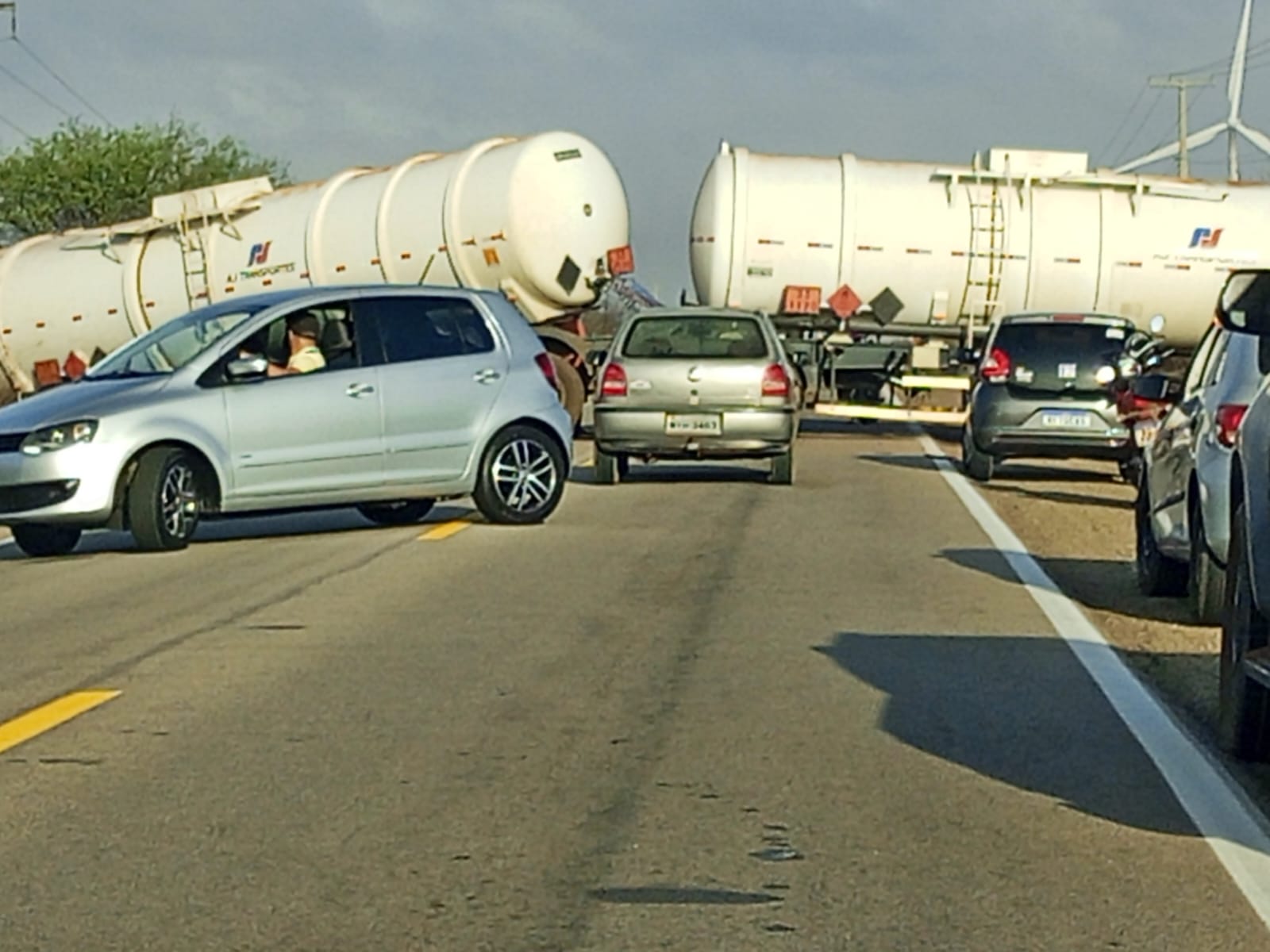Acidente entre carreta e carro interdita trecho da BR-406