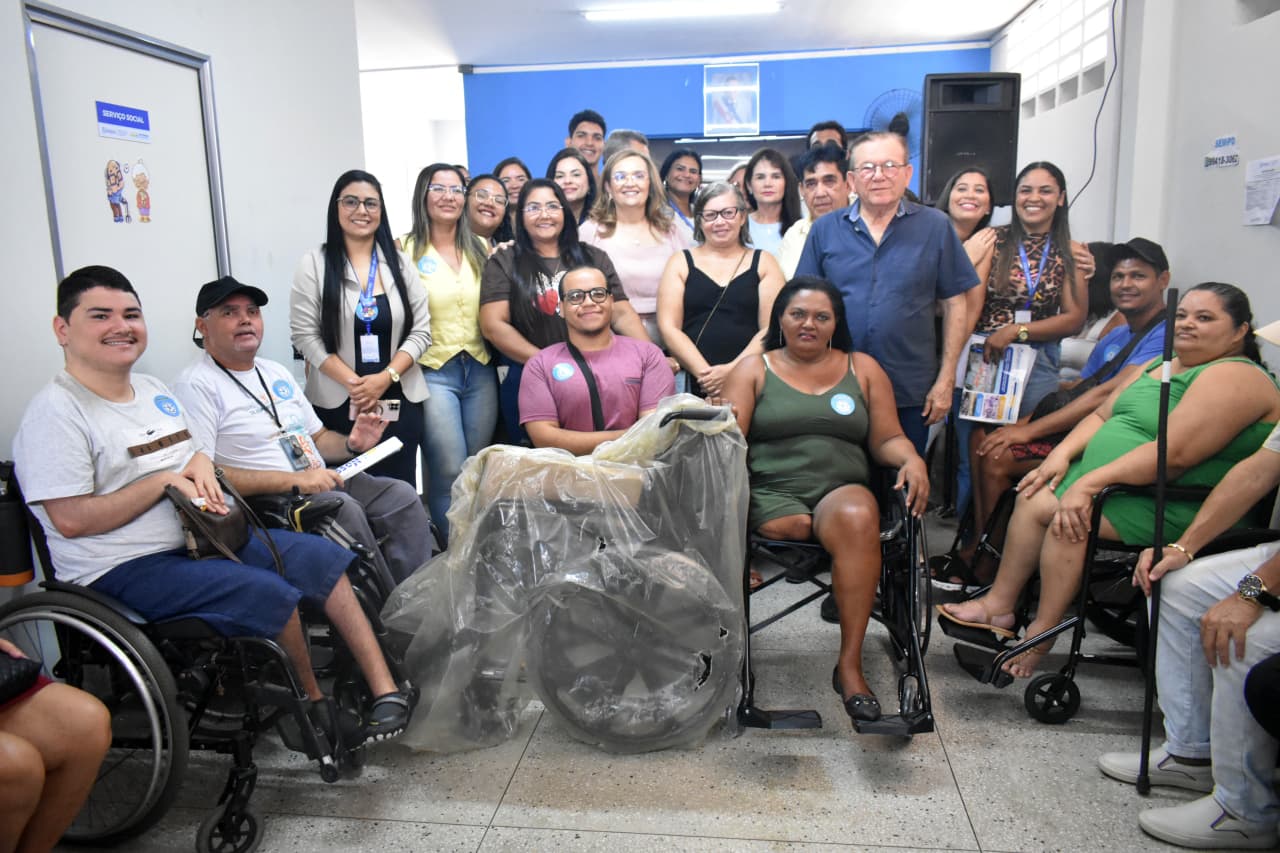 Prefeitura de São Gonçalo entrega cadeiras de rodas e banho a pessoas com deficiência do município