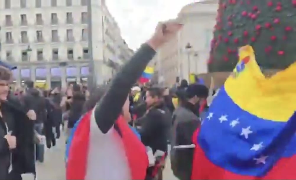 875b29e8-venezuelanos-comemorando-prisao-de-maduro.-ft-reproducao-redes-sociais.jpeg