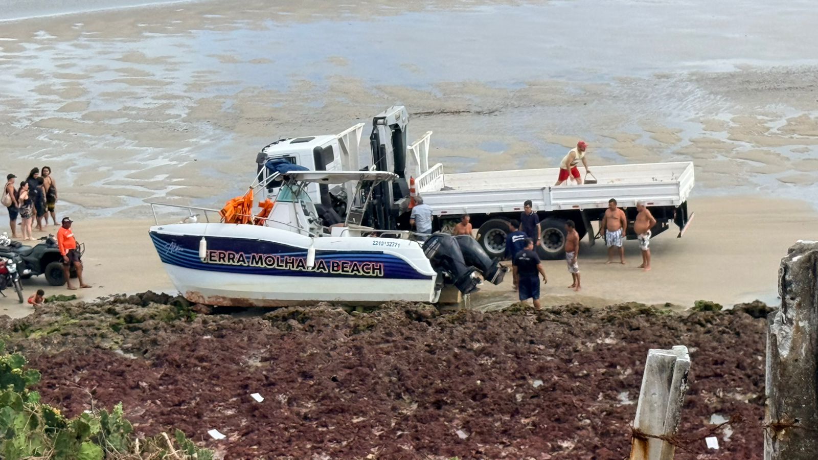 Barco encalhado no litoral Sul