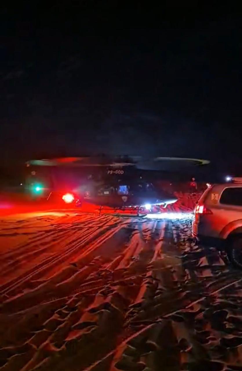 [VÍDEO] Helicóptero socorre vítima após carro capotar nas dunas de Malembá