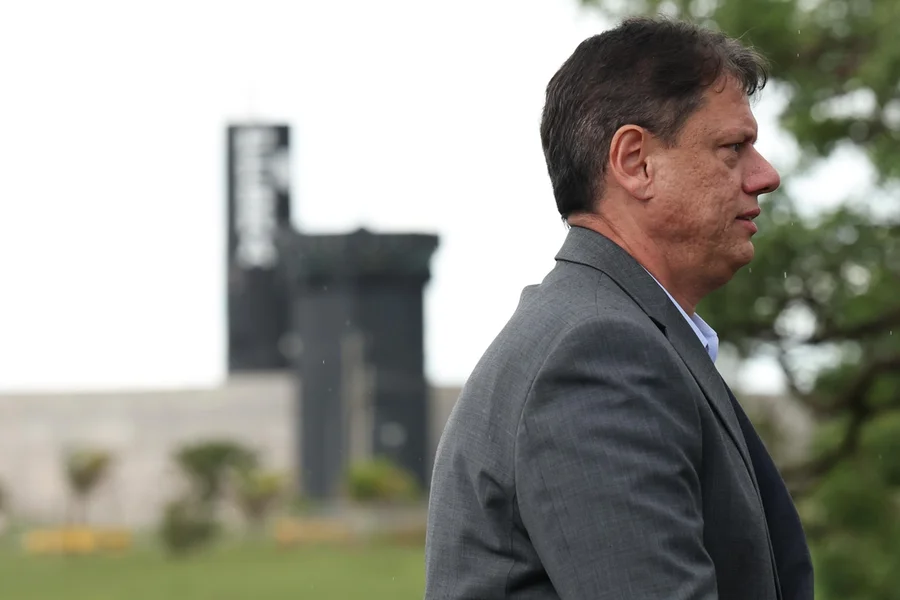 O relato de Tarcísio sobre a situação de Bolsonaro na Papudinha