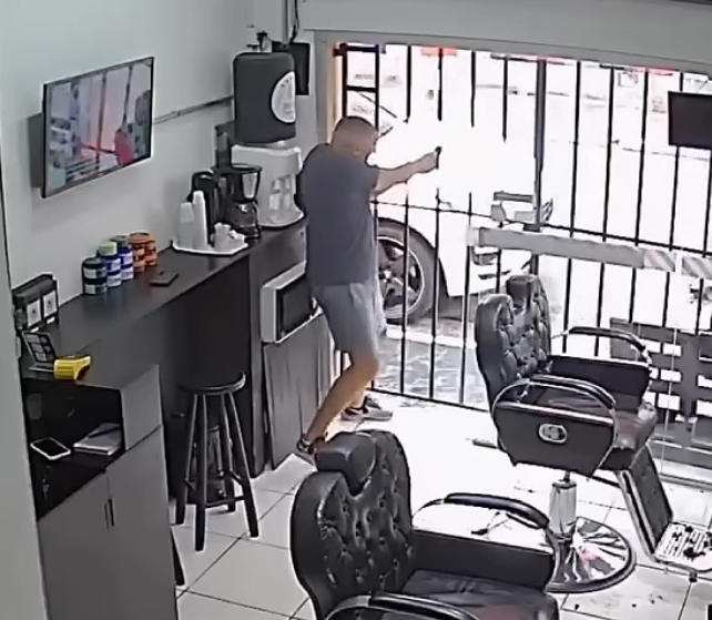 FireShot Capture 5972 - (2) POLICIAL PERCEBE ASSALTO E NEUTRALIZA BANDIDO - YouTube_ - www.youtube.com.jpg
