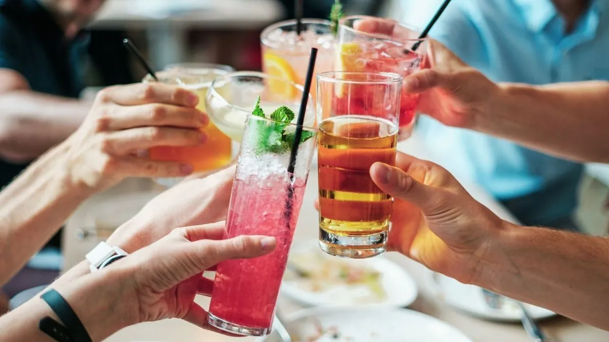 Álcool e energético combinam? Descubra os riscos de misturar essas bebidas