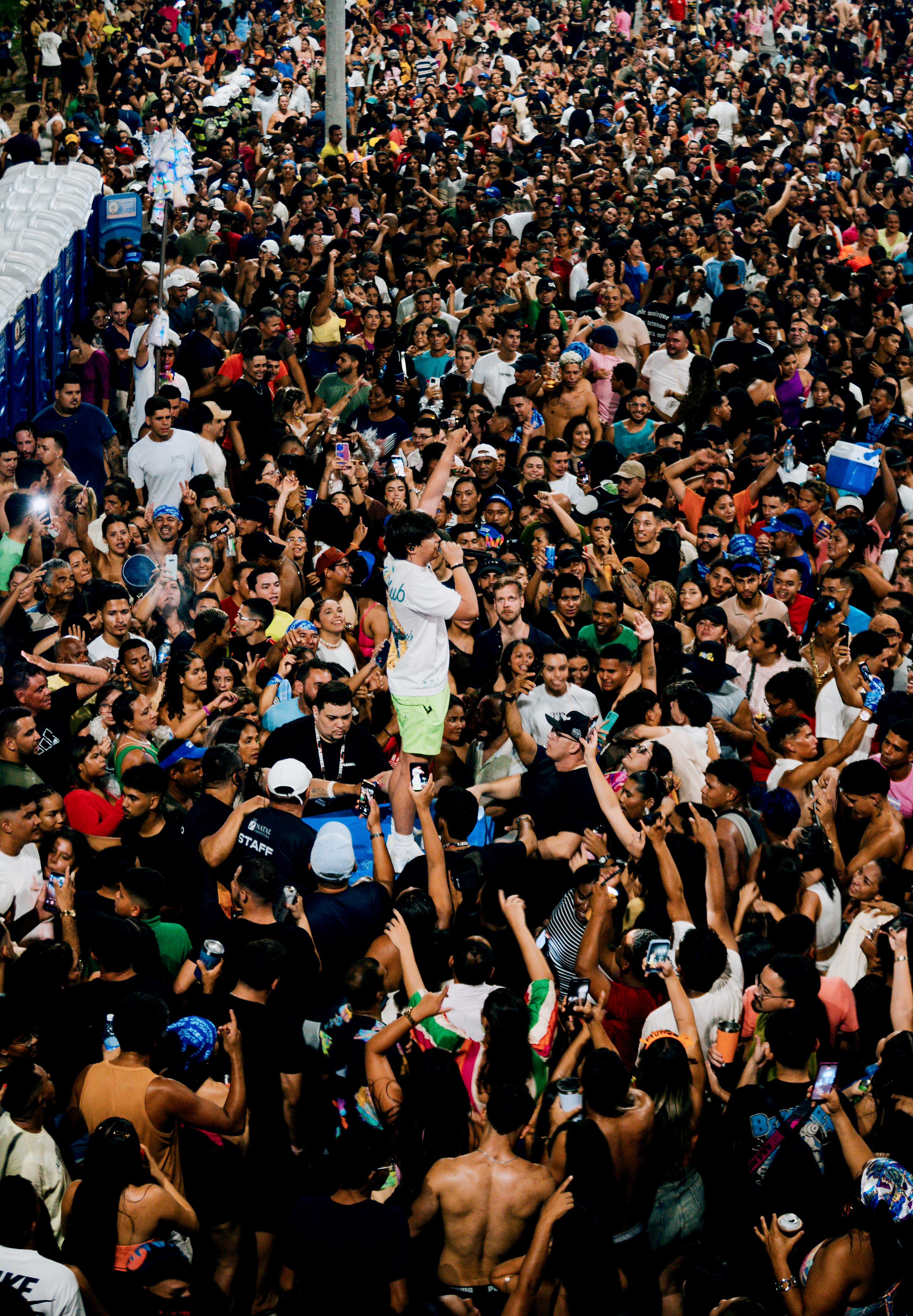 Show do cantor ABIEL se destaca pela forte interação com o público no pré-carnaval de Natal