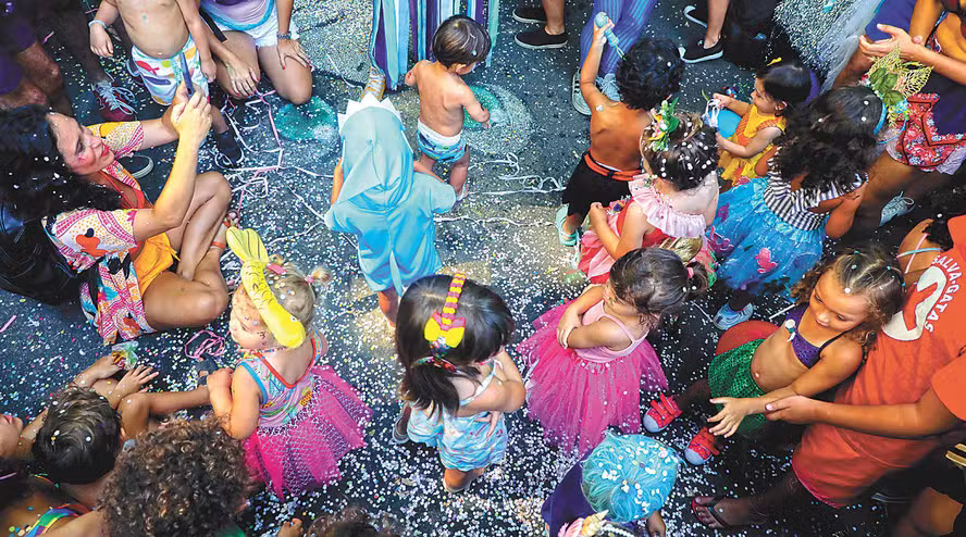 Projetos de lei para limitar presença de crianças no carnaval se espalham sob críticas de juristas e foliões