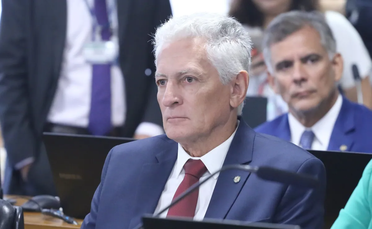 Justiça manda deputado se retratar por montagem de Bolsonaro com Vorcaro