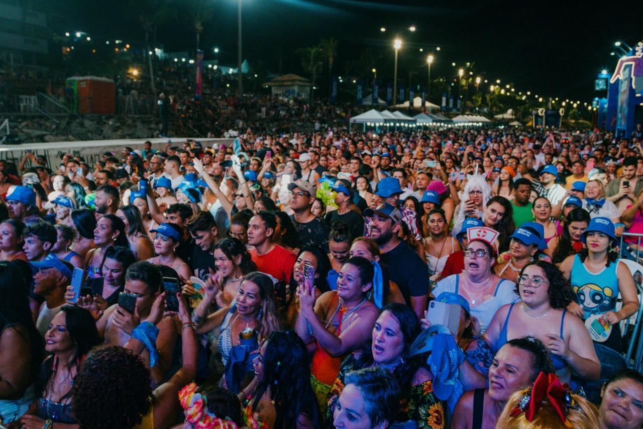 Domingo de Carnaval reúne multidão e movimenta a orla de Ponta Negra