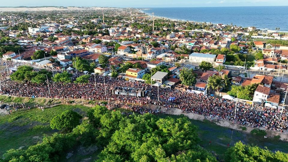 Avenida da Alegria reúne 80 mil foliões nesta segunda-feira e movimenta economia da Zona Norte