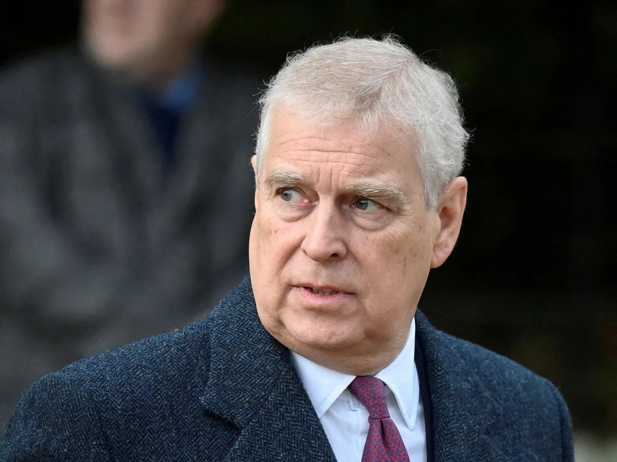 Ex-príncipe Andrew é preso por suspeita de conduta imprópria, diz BBC