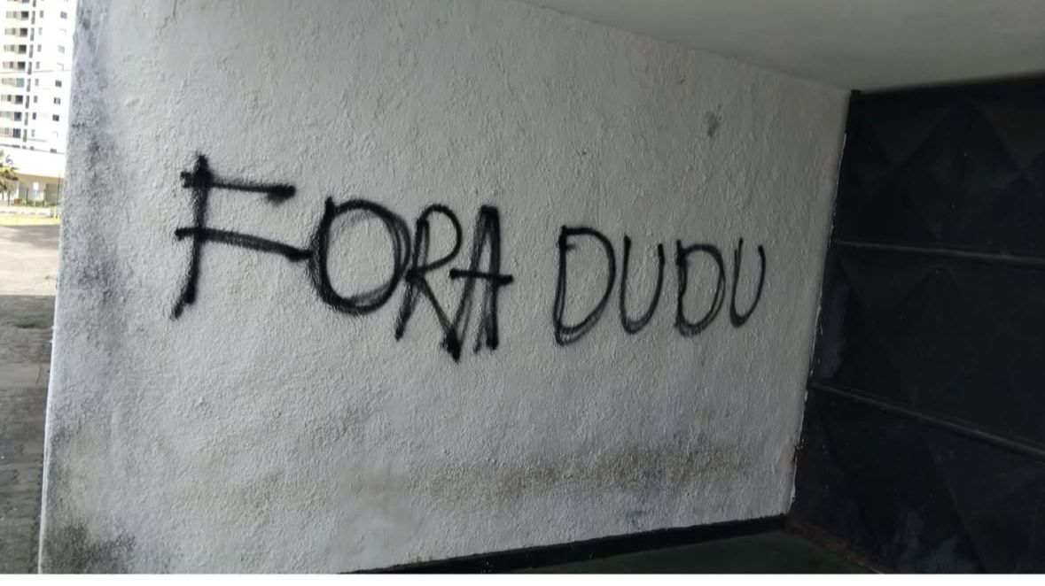 Torcida perde a paciência com Dudu Machado