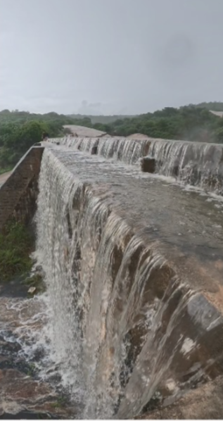 Chuva e alegria na Barragem do Santuário, em Patu