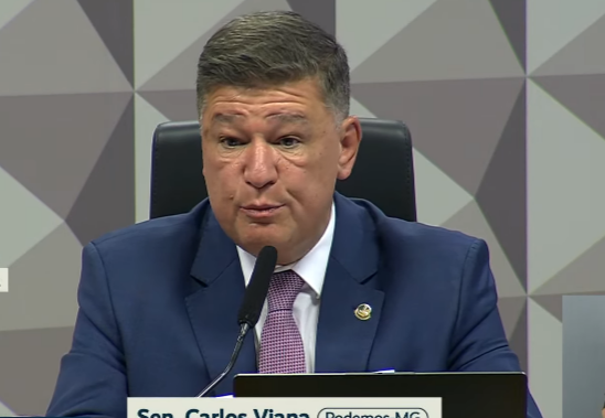 Imagem de parlamentares da CPMI do INSS em sessão deliberativa, com expressões de indignação, confrontando documentos oficiais durante discurso contra o STF. - parágrafo 3