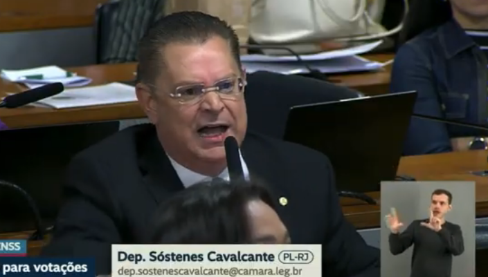 FireShot Capture 1095 - DEPUTADO EXPÕE AQUELES QUE BLINDARAM QUEM ROUBOU OS APOSENTADOS - _ - [www.youtube.com].png
