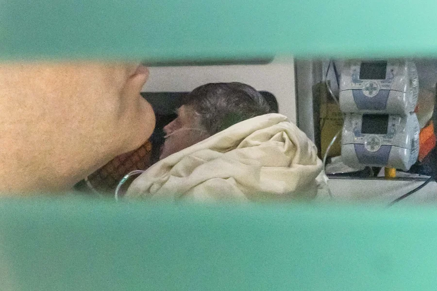 Bolsonaro está “inchado” e “irritado” na UTI, diz Carlos após visita