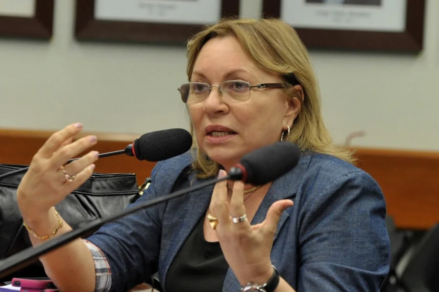 Fraude em descontos do INSS: deputada é alvo de operação da PF