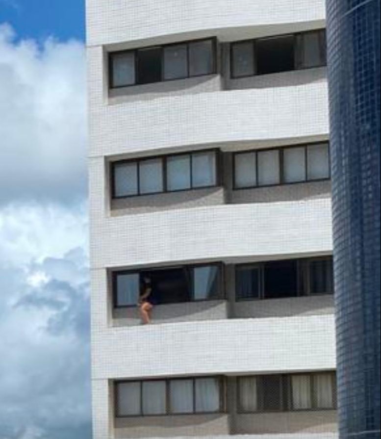 Perigo absurdo: funcionária faz limpeza quase pendurada em janela