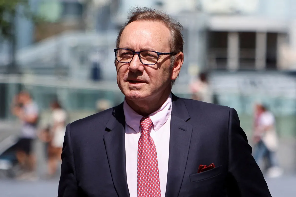 2026-03-03T152121Z_1_LYNXMPEM22104_RTROPTP_4_GENTE-KEVINSPACEY-ACUSACOES-ABUSOS.webp