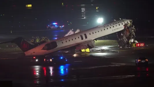 Acidente entre avião e caminhão de bombeiros fecha aeroporto em NY; há mortos