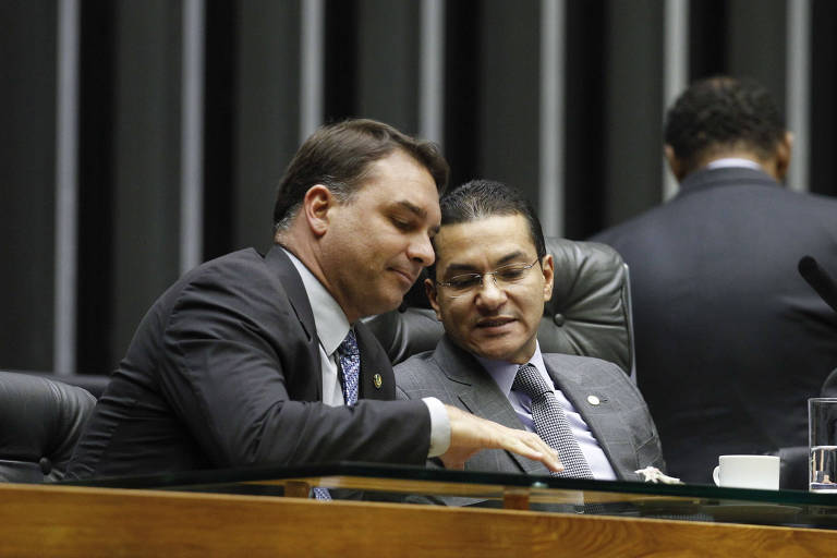 Flávio Bolsonaro se reúne com presidente do Republicanos por apoio do centrão, mas partido resiste