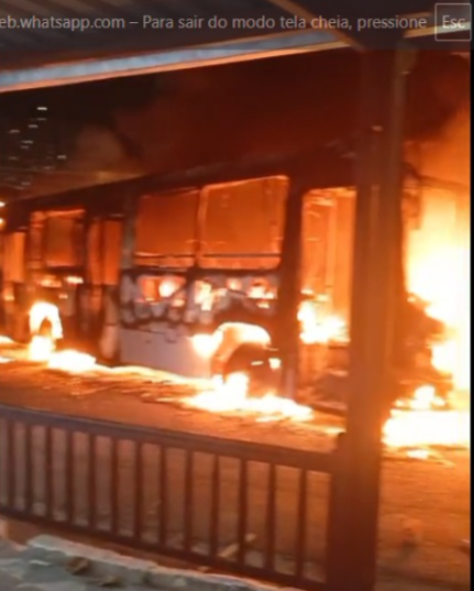 ônibus incendiado