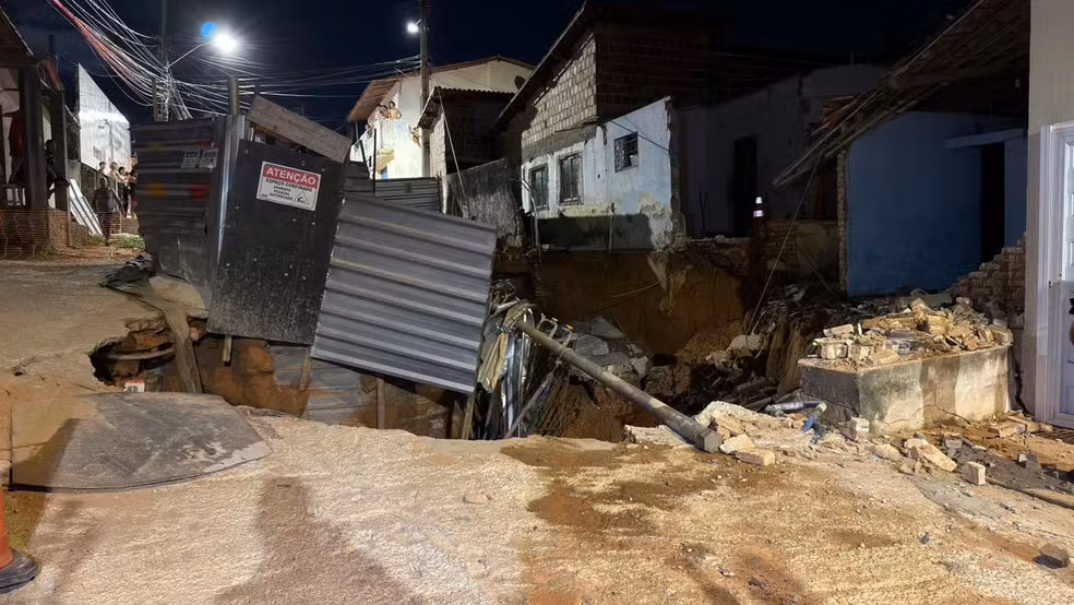 Casa desaba após cratera no Bom Pastor
