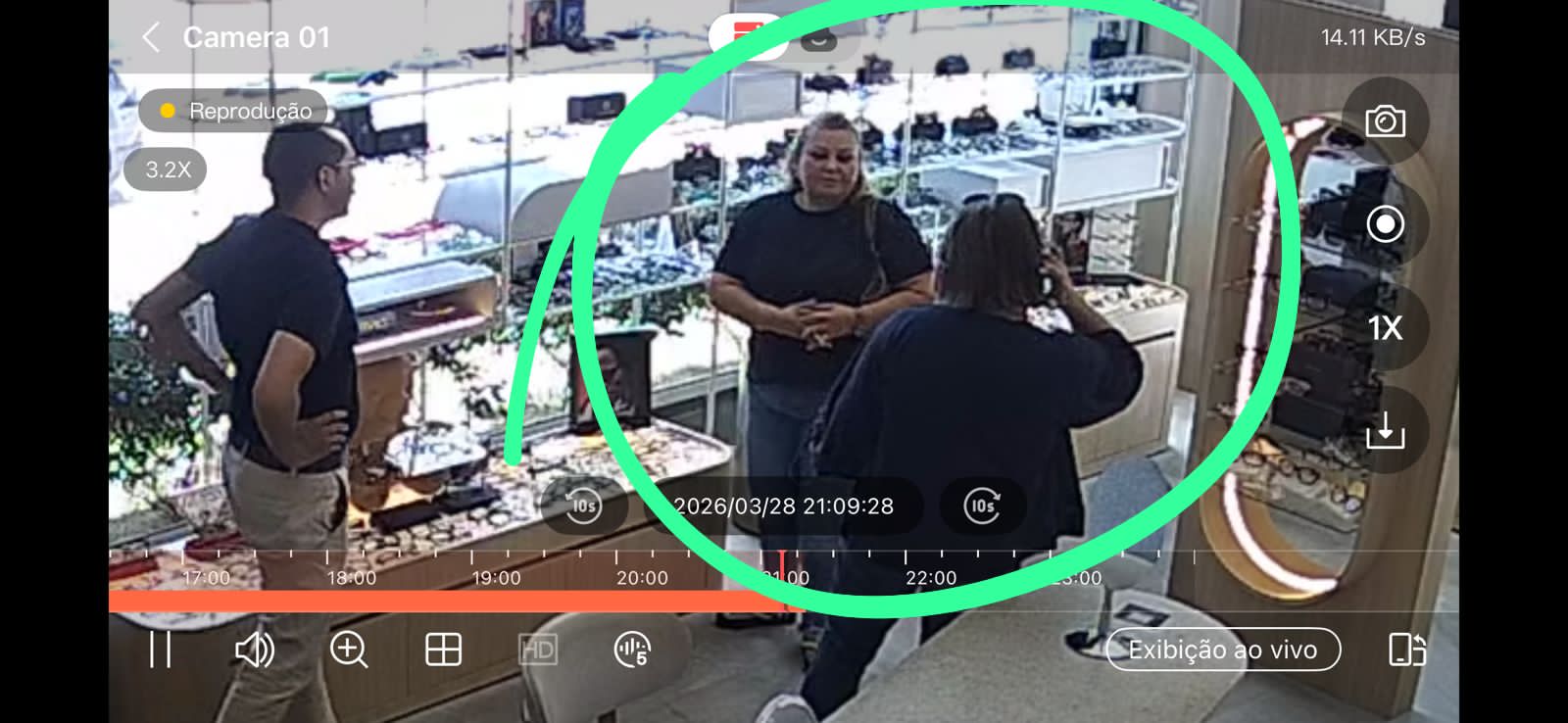 Câmeras flagram mulheres furtando ótica em Petrópolis