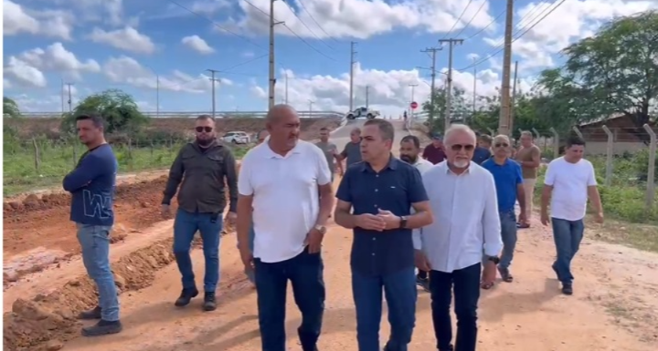 Prefeito Marcos Medeiros inicia obra de intertravado na rua Marechal Deodoro