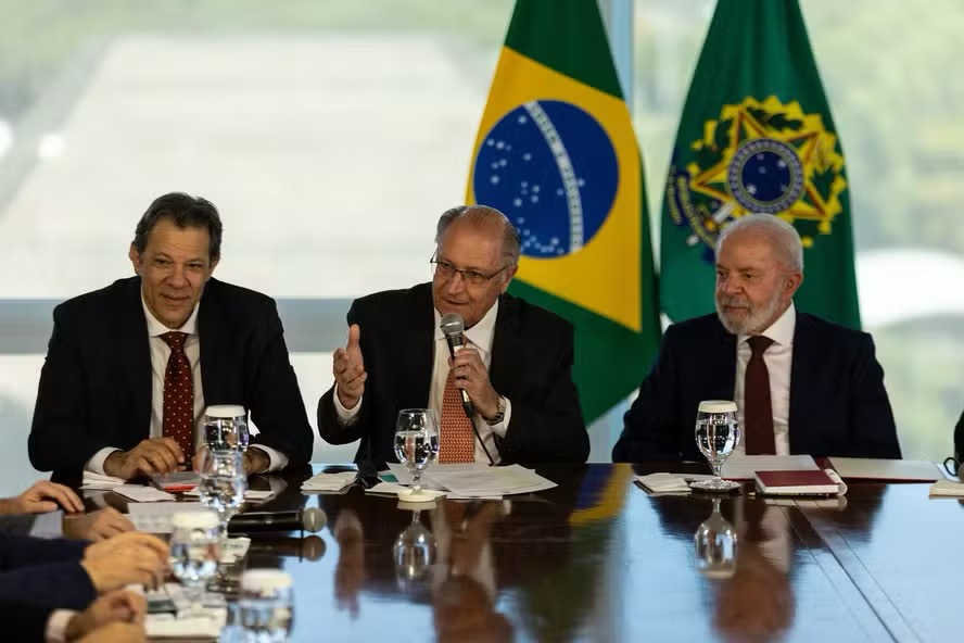 Fernando Haddad, Geraldo Alckmin e Lula, durante reunião no Palácio do Planalto — Foto: Brenno Carvalho / Agência O Globo