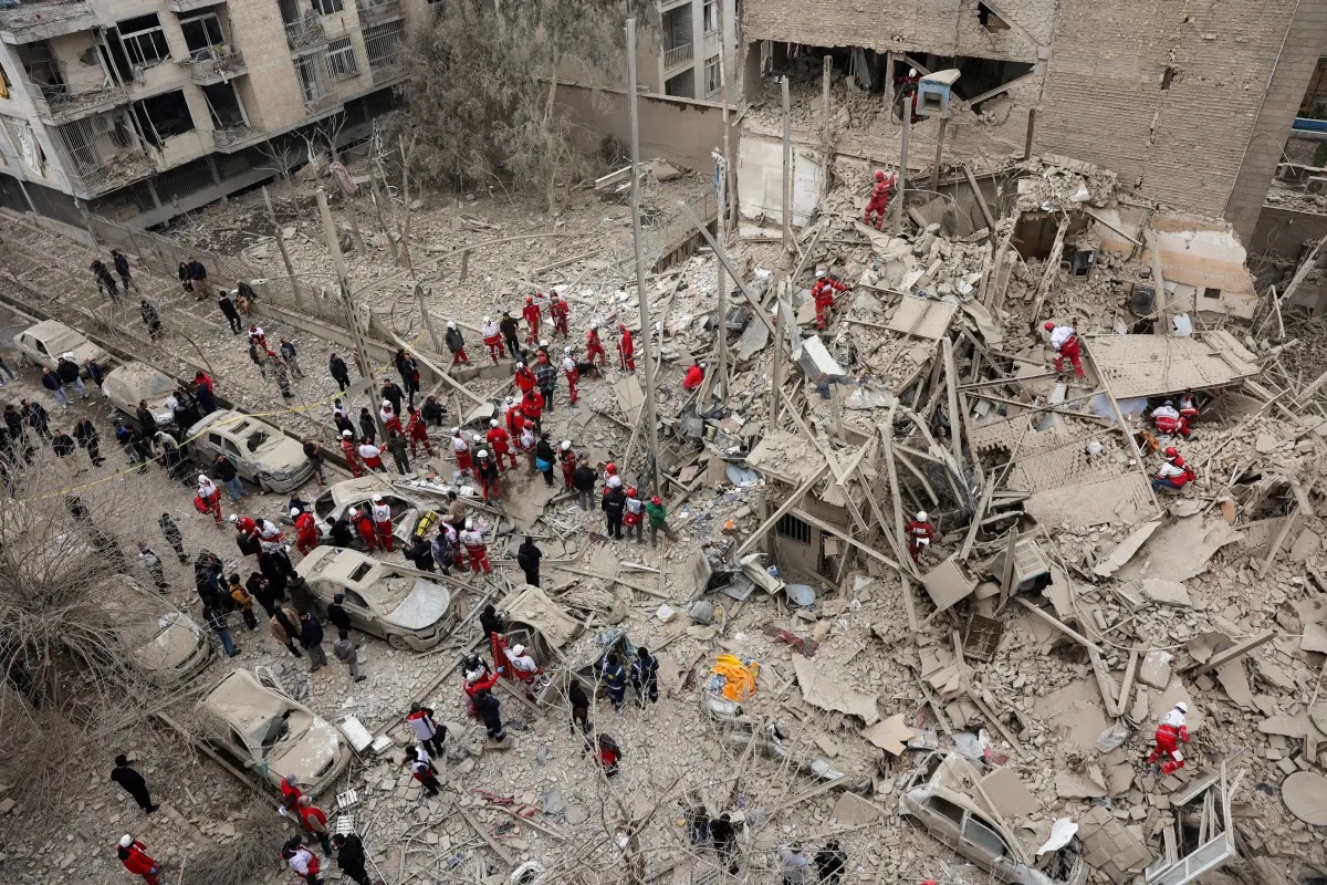 Equipes de emergência atuam em área residencial após ataque em Teerã, no Irã  • Majid Asgaripour/West Asia News Agency/ via REUTERS