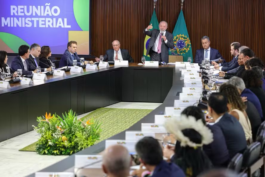 O presidente Luiz Inácio Lula da Silva coordena reunião ministerial no palácio do Planalto — Foto: Fabio Rodrigues-Pozzebom/Agência Brasil