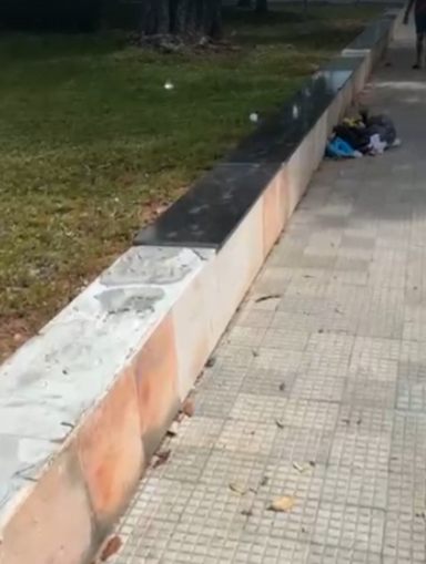 Nem pedras de praças escapam da bandidagem em Natal