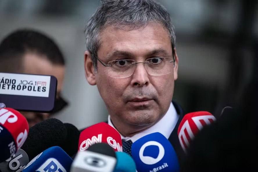 O deputado Lindbergh Farias em coletiva na Polícia Federal — Foto: Brenno Carvalho / Agência O Globo