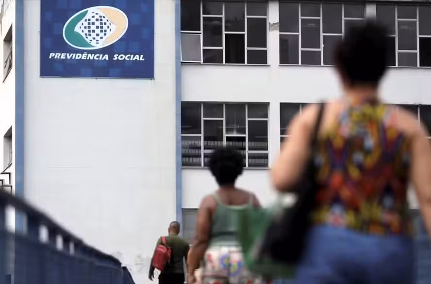 A fila do INSS assombra o Planalto