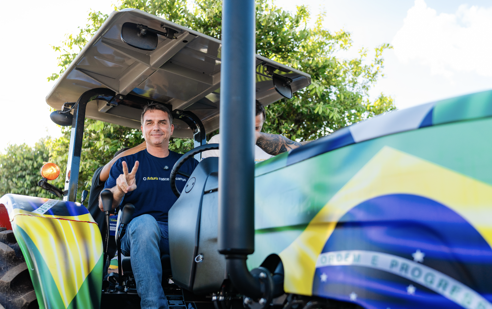 Flávio Bolsonaro defende crédito e segurança para o agro durante  participação na Norte Show, em Sinop-MT | Blog do Gustavo Negreiros