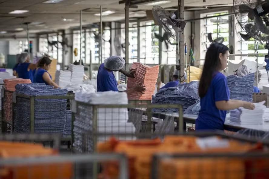 Hoje a lei permite uma jornada de trabalho de até 44 horas semanais — Foto: Ana Branco / Agência O Globo/01/12/2022