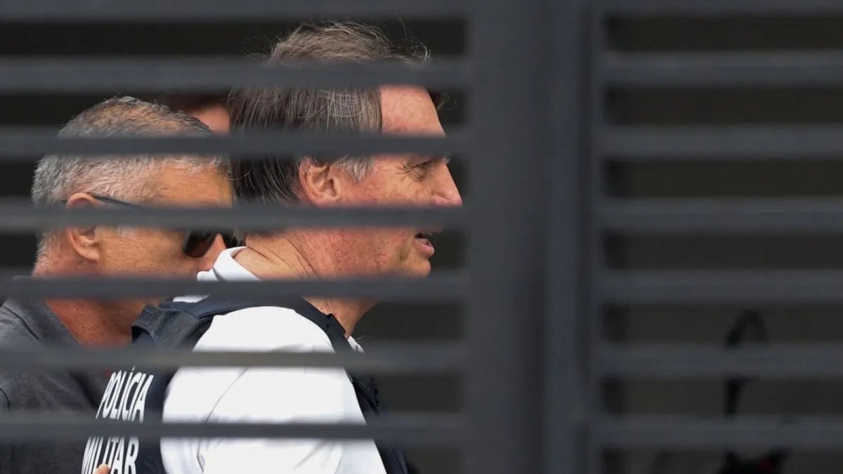Jair Bolsonaro chegando em casa para cumprir prisão domiciliar temporária, após ter recebido alta hospitalar.  • REUTERS/Adriano Machado