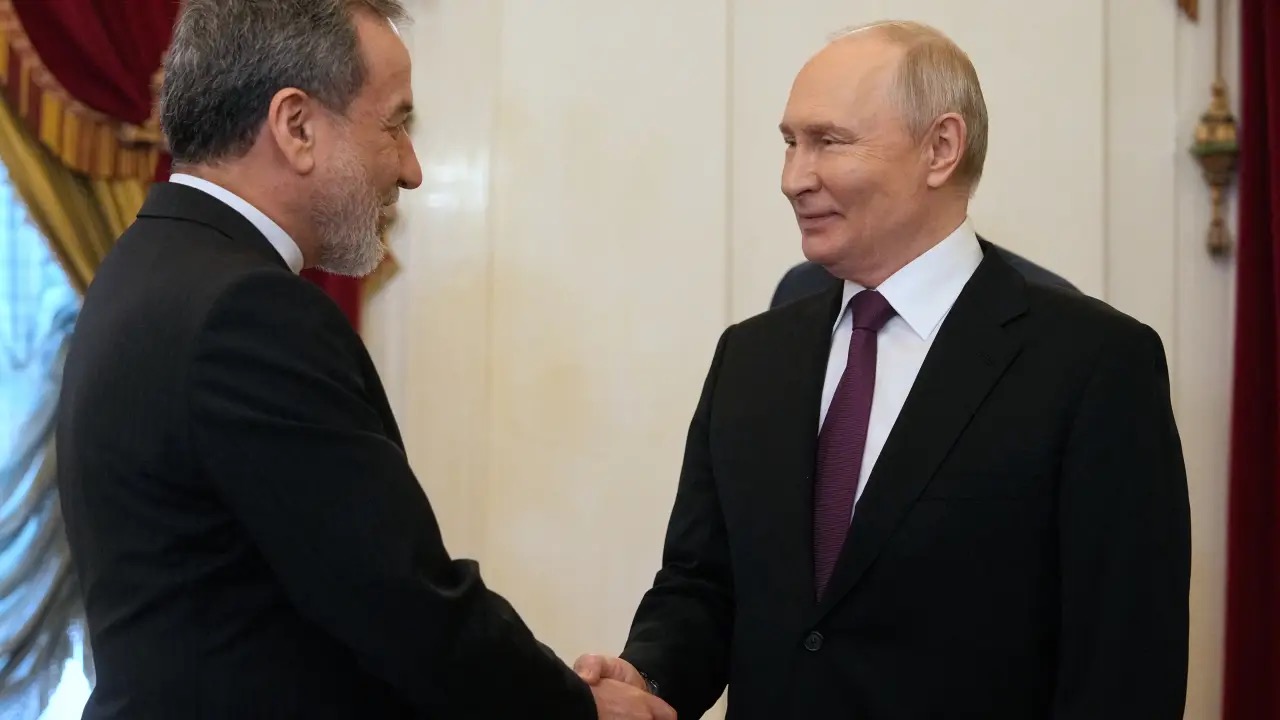 O presidente russo, Vladimir Putin, recebe em São Petersburgo o ministro das Relações Exteriores iraniano, Abbas Araghchi. 27/04/2026 - (Dmitry Lovetsky/AFP)