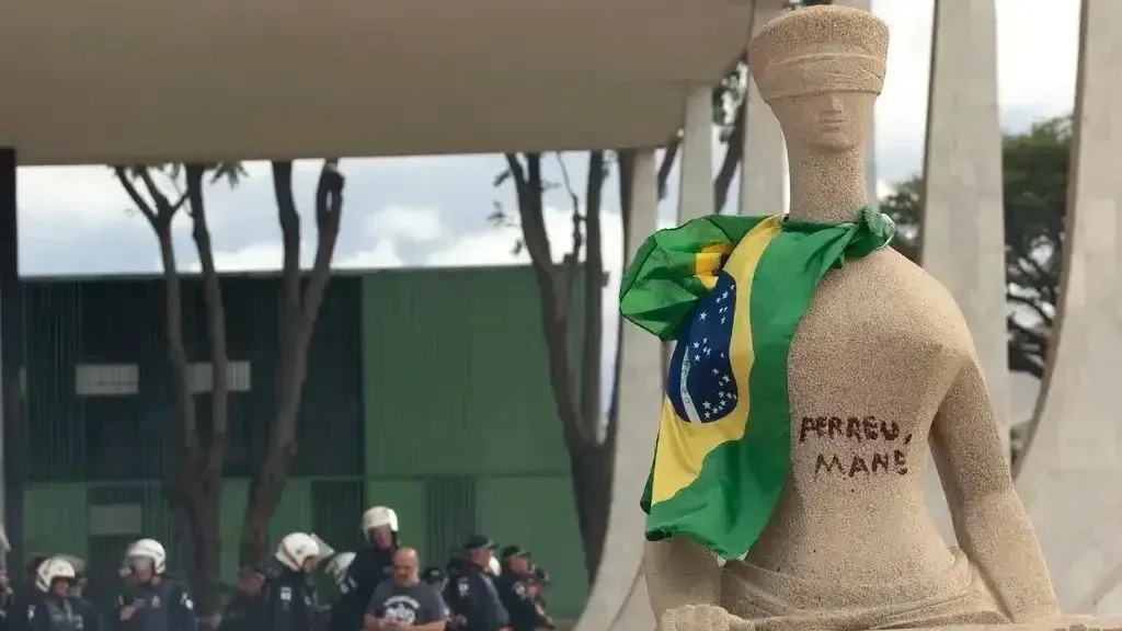 Estátua da Justiça, em frente ao Supremo Tribunal Federal (STF), pichada.  • Joedson Alves/Agencia Brasil
