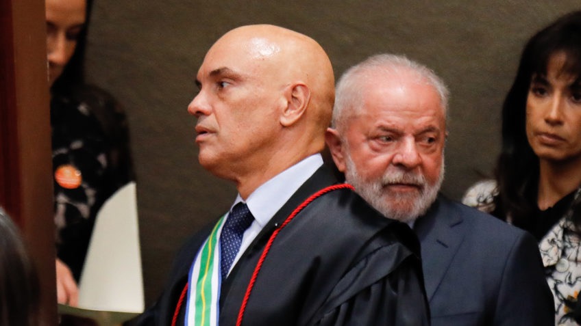 O presidente Luiz Inácio Lula da Silva (PT) e o ministro do STF Alexandre de Moraes em 2023 durante cerimônia no TSE