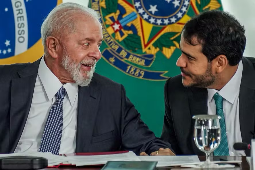 Presidente Luiz Inácio Lula da Silva conversa com Jorge Messias, em junho de 2024 — Foto: Rafa Neddermeyer/Agência Brasil