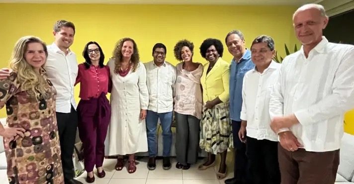 Deputados esquerdistas e o novo embaixador de Cuba no Brasil, Victor Manuel Palomo | Foto: Divulgação/Instagram/@taliriapetrone