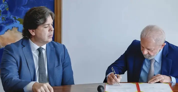 O ministro das Comunicações, Frederico Siqueira Filho, e o presidente Lula da Silva | Foto: Ricardo Stuckert/PR